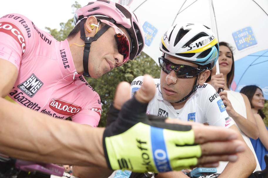 Contador in maglia rosa, Aru in maglia bianca. LaPresse